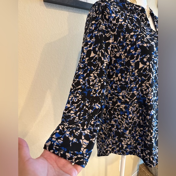 Dana Buchman Women’s Blue/Black/White V-Neck, Geometric Blouse - Size S - Picture 6 of 10